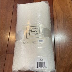 Luxurious White Plush Blanket for Cozy Comfort